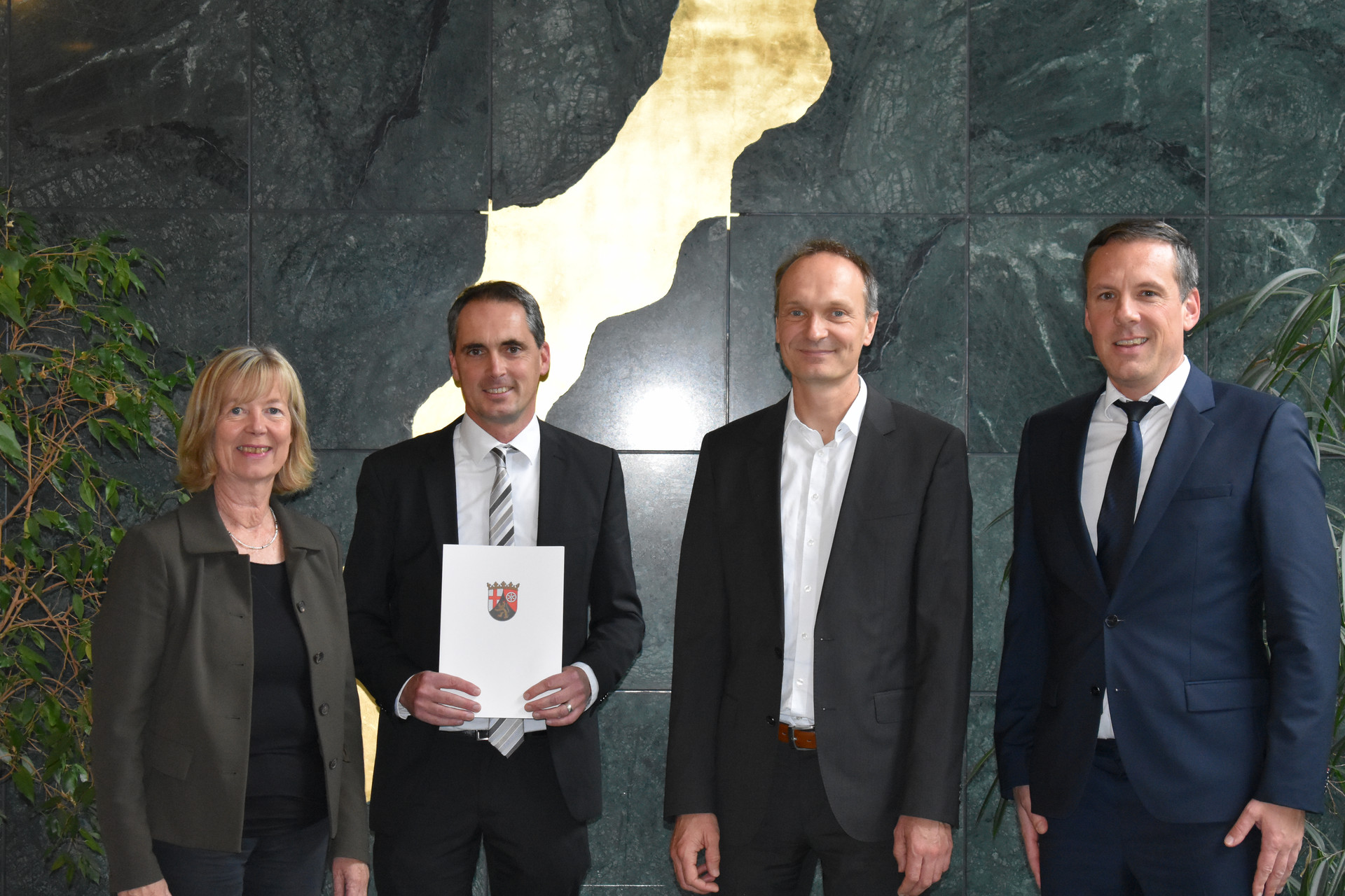 Auf dem Bild von links nach rechts: Finanzministerin Doris Ahnen, Dr. Stephan Canz, Staatssekretär Dr. Stephan Weinberg, Tobias Ritter, Ministerium der Finanzen. 